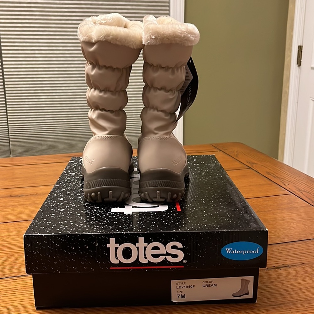Totes Boots - Picture 3 of 4